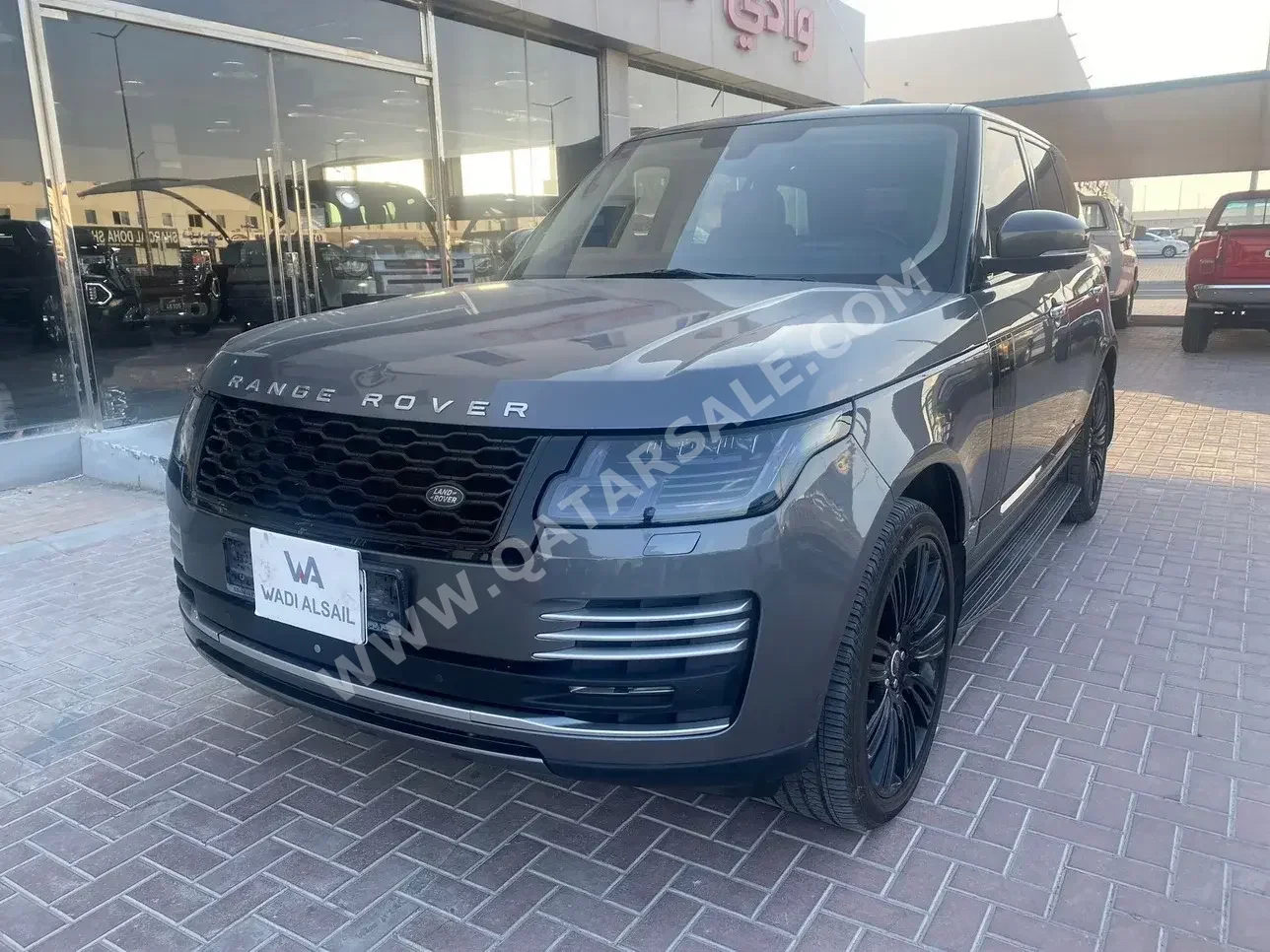 Land Rover  Range Rover  Vogue  2015  Automatic  131,000 Km  8 Cylinder  Four Wheel Drive (4WD)  SUV  Gray
