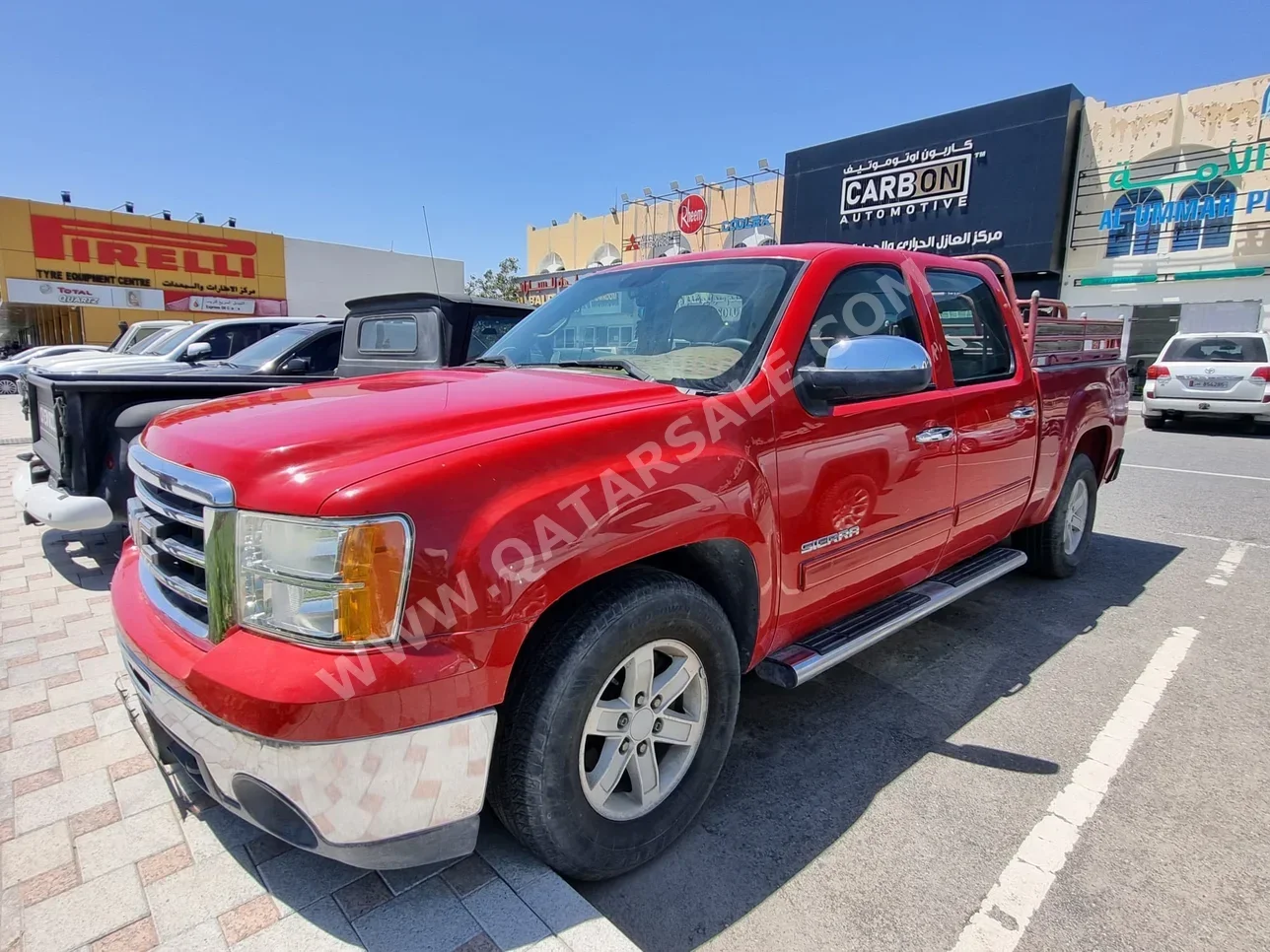 GMC  Sierra  2014  Automatic  260,000 Km  8 Cylinder  Four Wheel Drive (4WD)  Pick Up  Red
