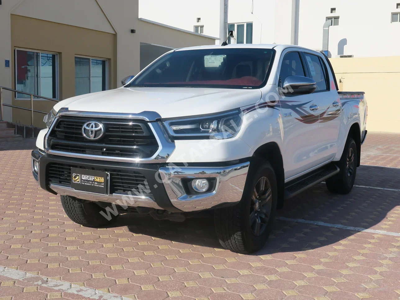 Toyota  Hilux  SR5  2022  Automatic  19,000 Km  4 Cylinder  Four Wheel Drive (4WD)  Pick Up  White  With Warranty