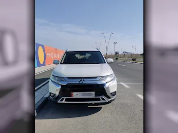 Mitsubishi  Outlander  2019  Automatic  153,000 Km  4 Cylinder  Four Wheel Drive (4WD)  SUV  White