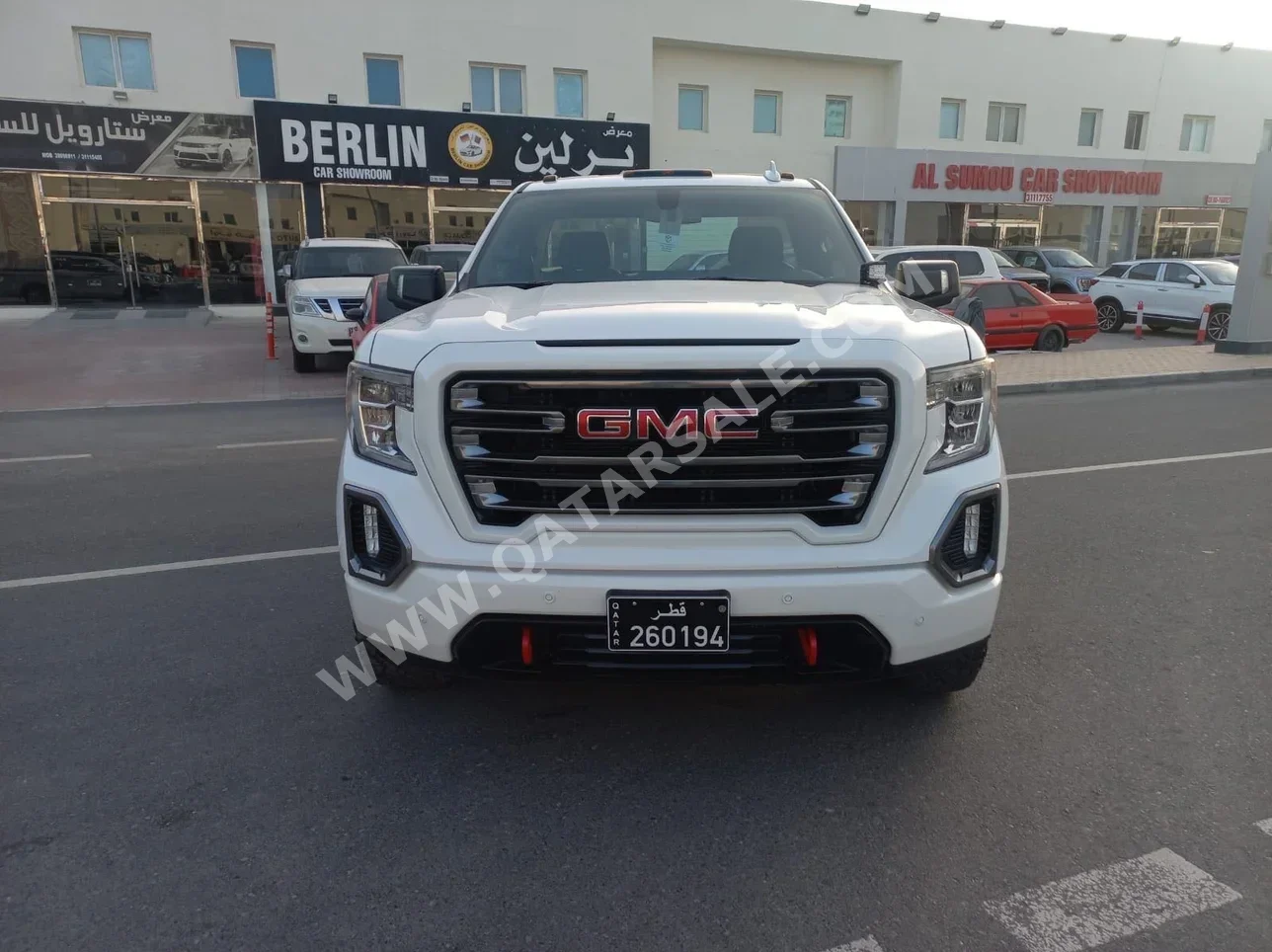 GMC  Sierra  AT4  2020  Automatic  77,000 Km  8 Cylinder  Four Wheel Drive (4WD)  Pick Up  White