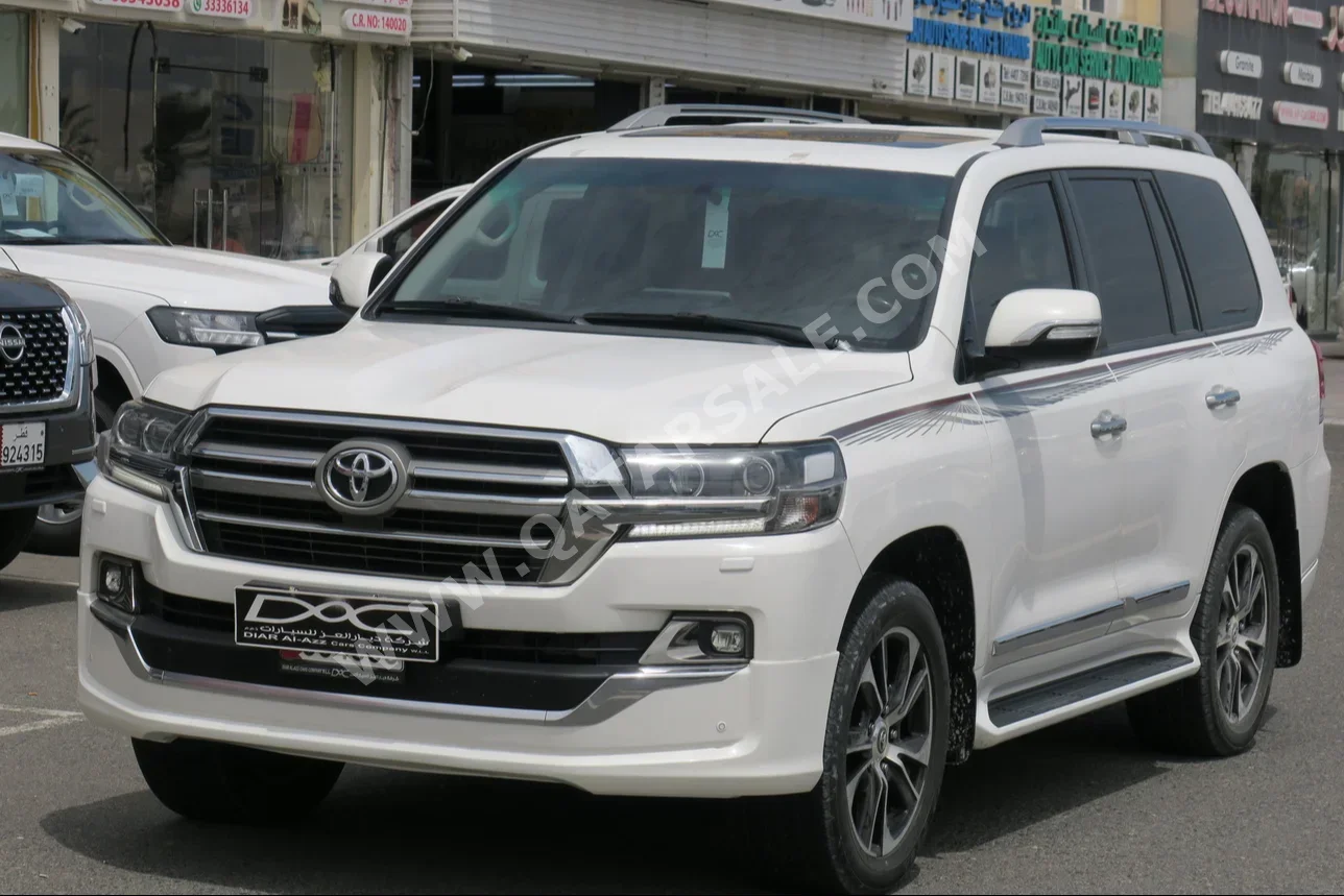 Toyota  Land Cruiser  GXR- Grand Touring  2019  Automatic  298,000 Km  8 Cylinder  Four Wheel Drive (4WD)  SUV  White