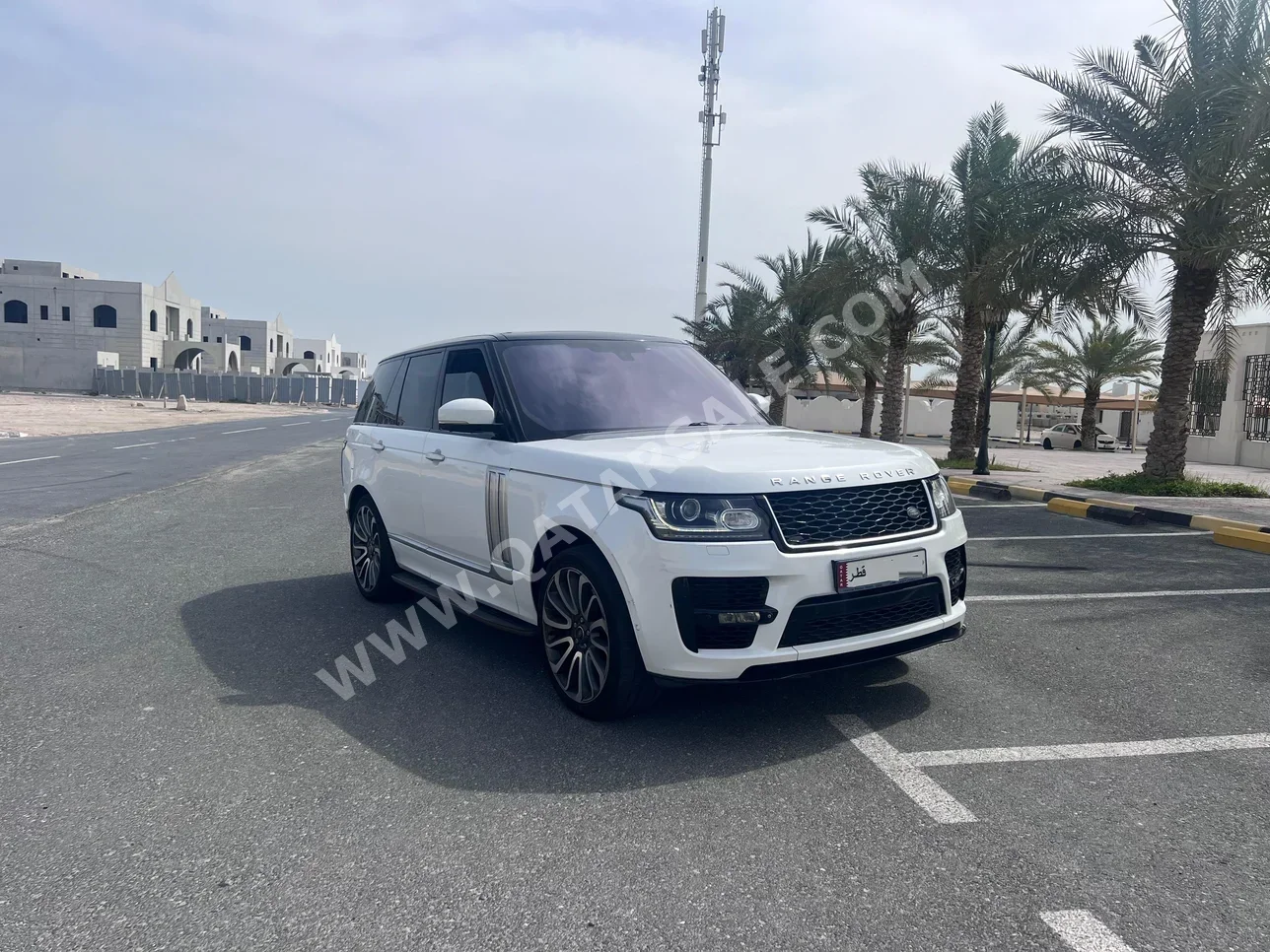 Land Rover  Range Rover  Vogue SE  2014  Automatic  160,000 Km  8 Cylinder  Four Wheel Drive (4WD)  SUV  White