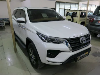 Toyota  Fortuner  2022  Automatic  42,000 Km  6 Cylinder  Four Wheel Drive (4WD)  SUV  White  With Warranty