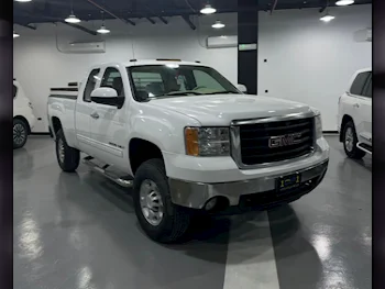 GMC  Sierra  2500 HD  2008  Automatic  425,000 Km  8 Cylinder  Four Wheel Drive (4WD)  Pick Up  White