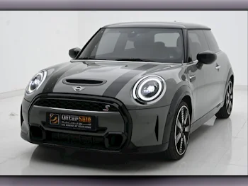Mini  Cooper  S  2023  Automatic  12,500 Km  4 Cylinder  Front Wheel Drive (FWD)  Hatchback  Gray  With Warranty