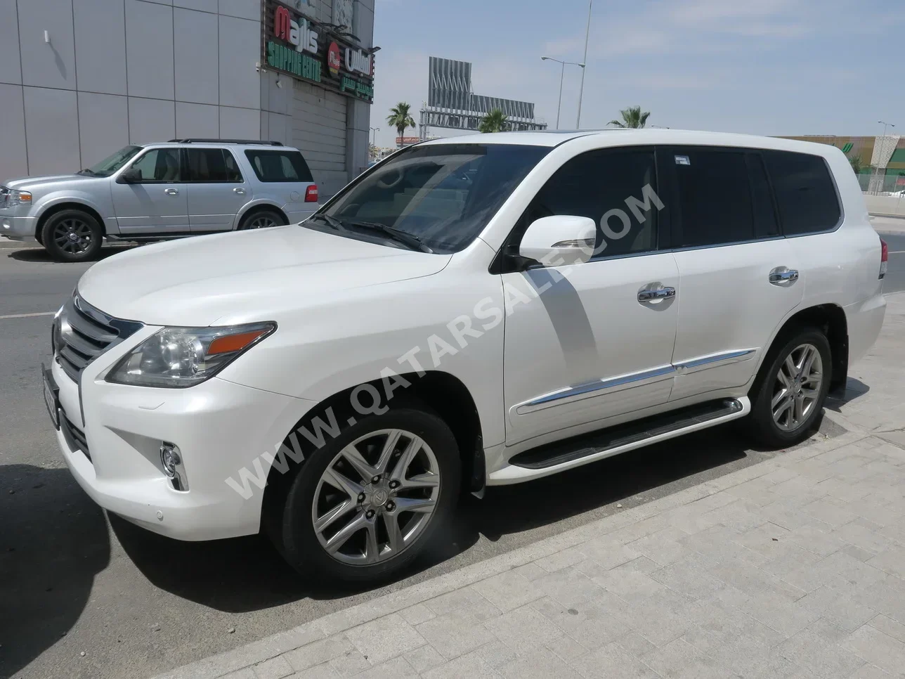 Lexus  LX  570  2014  Automatic  83,000 Km  8 Cylinder  Four Wheel Drive (4WD)  SUV  White