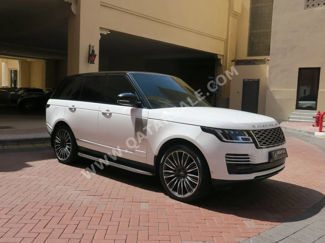 Land Rover  Range Rover  Vogue  Autobiography  2019  Automatic  45,000 Km  8 Cylinder  Four Wheel Drive (4WD)  SUV  White  With Warranty