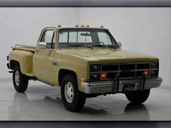 GMC  Classic  1984  Manual  145,000 Km  8 Cylinder  Four Wheel Drive (4WD)  Pick Up  Beige