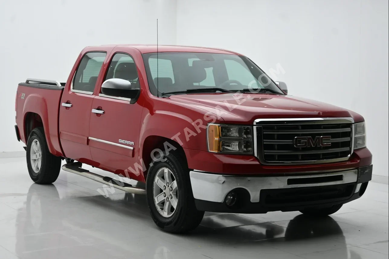 GMC  Sierra  2012  Automatic  215,000 Km  8 Cylinder  Four Wheel Drive (4WD)  Pick Up  Red