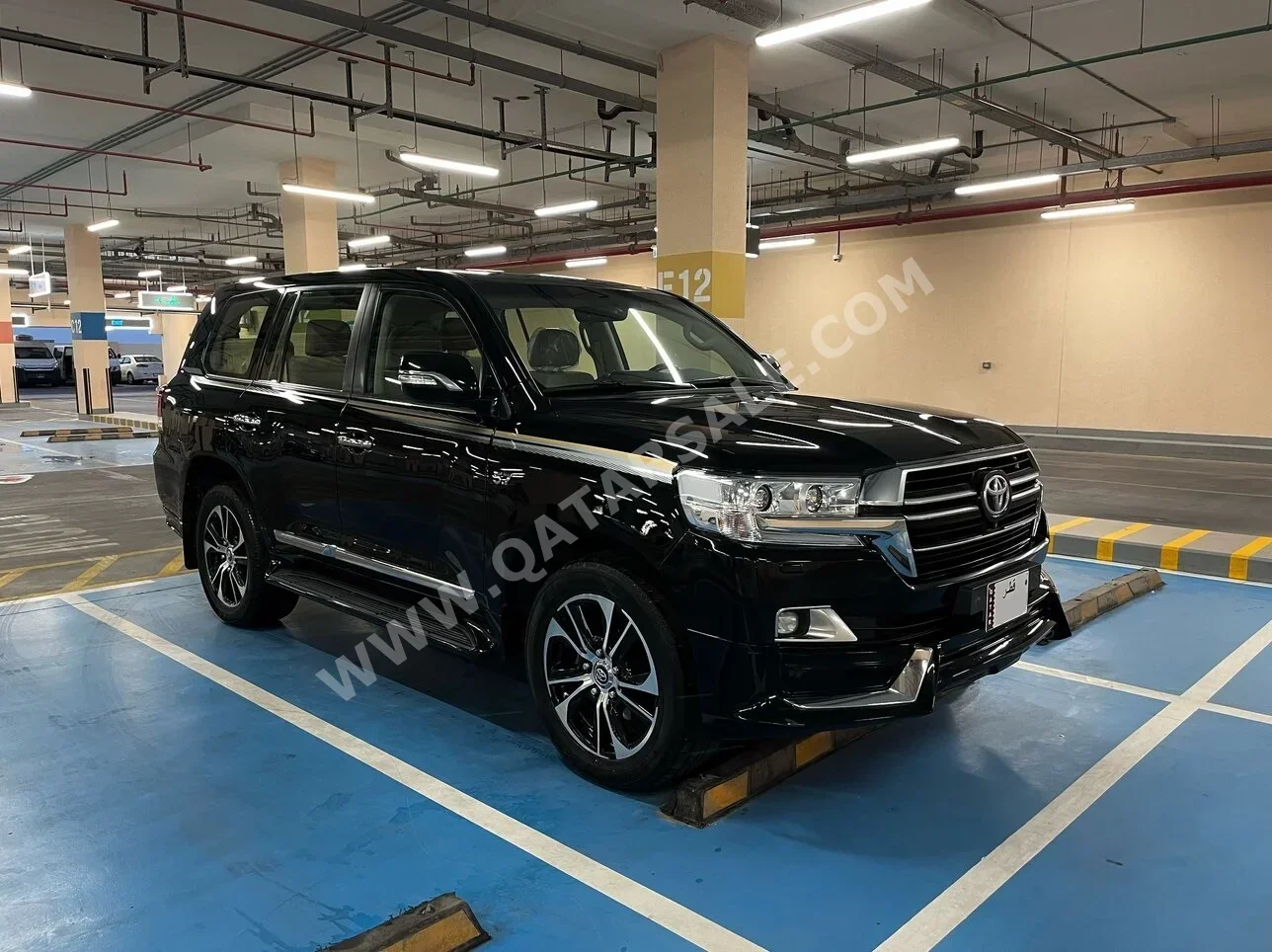 Toyota  Land Cruiser  VXR- Grand Touring S  2020  Automatic  118,000 Km  8 Cylinder  Four Wheel Drive (4WD)  SUV  Black