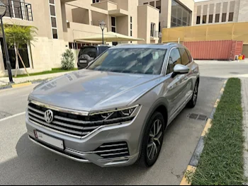 Volkswagen  Touareg  Highline plus  2018  Automatic  92,000 Km  6 Cylinder  Four Wheel Drive (4WD)  SUV  Silver