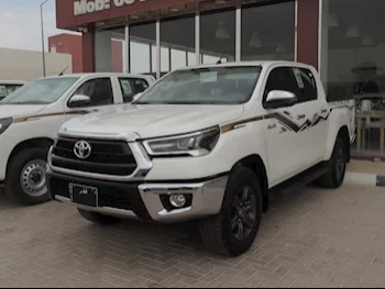 Toyota  Hilux  SR5  2024  Automatic  9,000 Km  4 Cylinder  Four Wheel Drive (4WD)  Pick Up  White  With Warranty