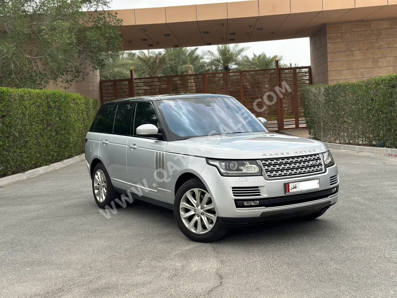 Land Rover  Range Rover  Vogue SE  2016  Automatic  182,000 Km  8 Cylinder  Four Wheel Drive (4WD)  SUV  Silver