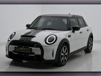 Mini  Cooper  S  2023  Automatic  15,000 Km  4 Cylinder  Front Wheel Drive (FWD)  Hatchback  White  With Warranty