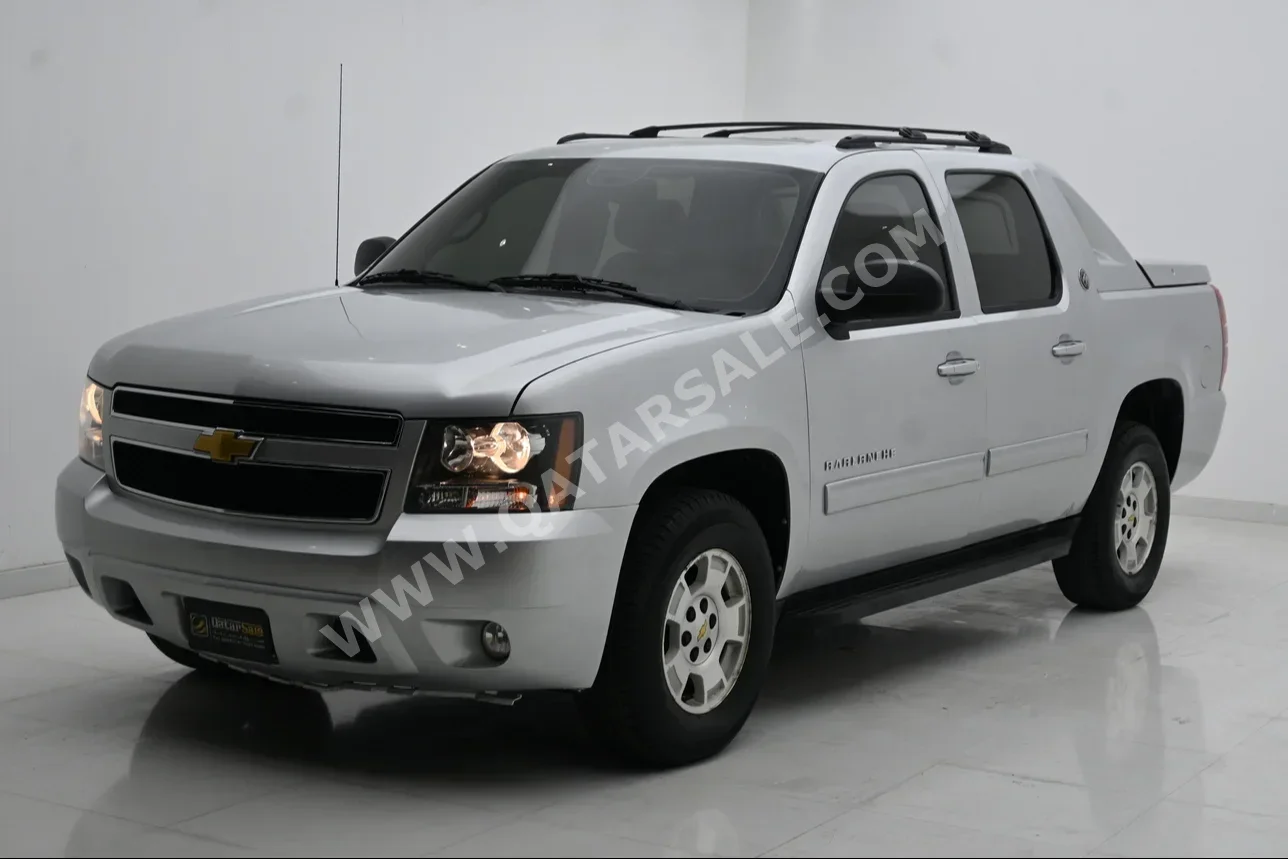 Chevrolet  Avalanche  2013  Automatic  200,000 Km  8 Cylinder  Four Wheel Drive (4WD)  Pick Up  Silver