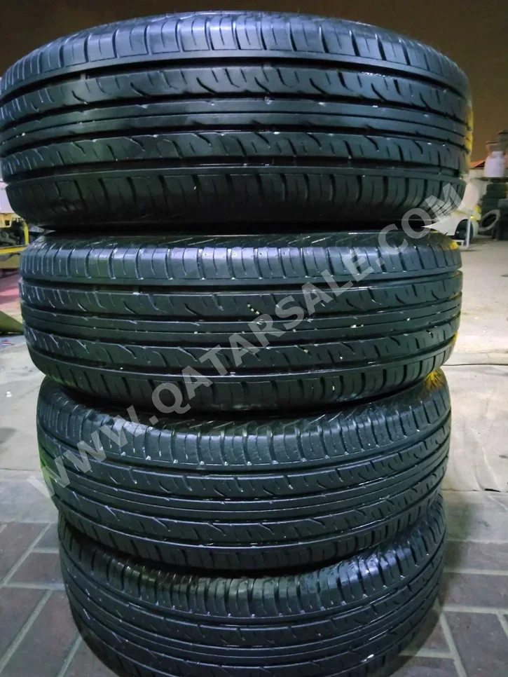 Tire & Wheels Dunlop Made in Japan /  4 Seasons  17"