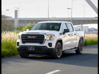 GMC  Sierra  2019  Automatic  100,000 Km  6 Cylinder  Four Wheel Drive (4WD)  Pick Up  White