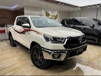 Toyota  Hilux  SR5  2023  Automatic  10,000 Km  4 Cylinder  Four Wheel Drive (4WD)  Pick Up  White  With Warranty