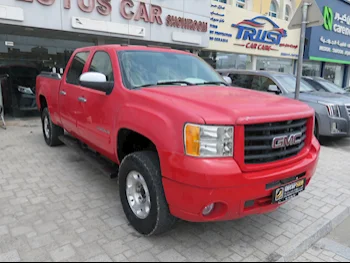 GMC  Sierra  2500 HD  2008  Automatic  290,000 Km  8 Cylinder  Four Wheel Drive (4WD)  Pick Up  Red