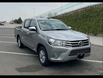 Toyota  Hilux  2017  Automatic  231,000 Km  4 Cylinder  Front Wheel Drive (FWD)  Pick Up  Gray and Silver