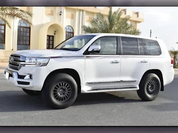 Toyota  Land Cruiser  GXR  2017  Automatic  165,000 Km  8 Cylinder  Four Wheel Drive (4WD)  Pick Up  White