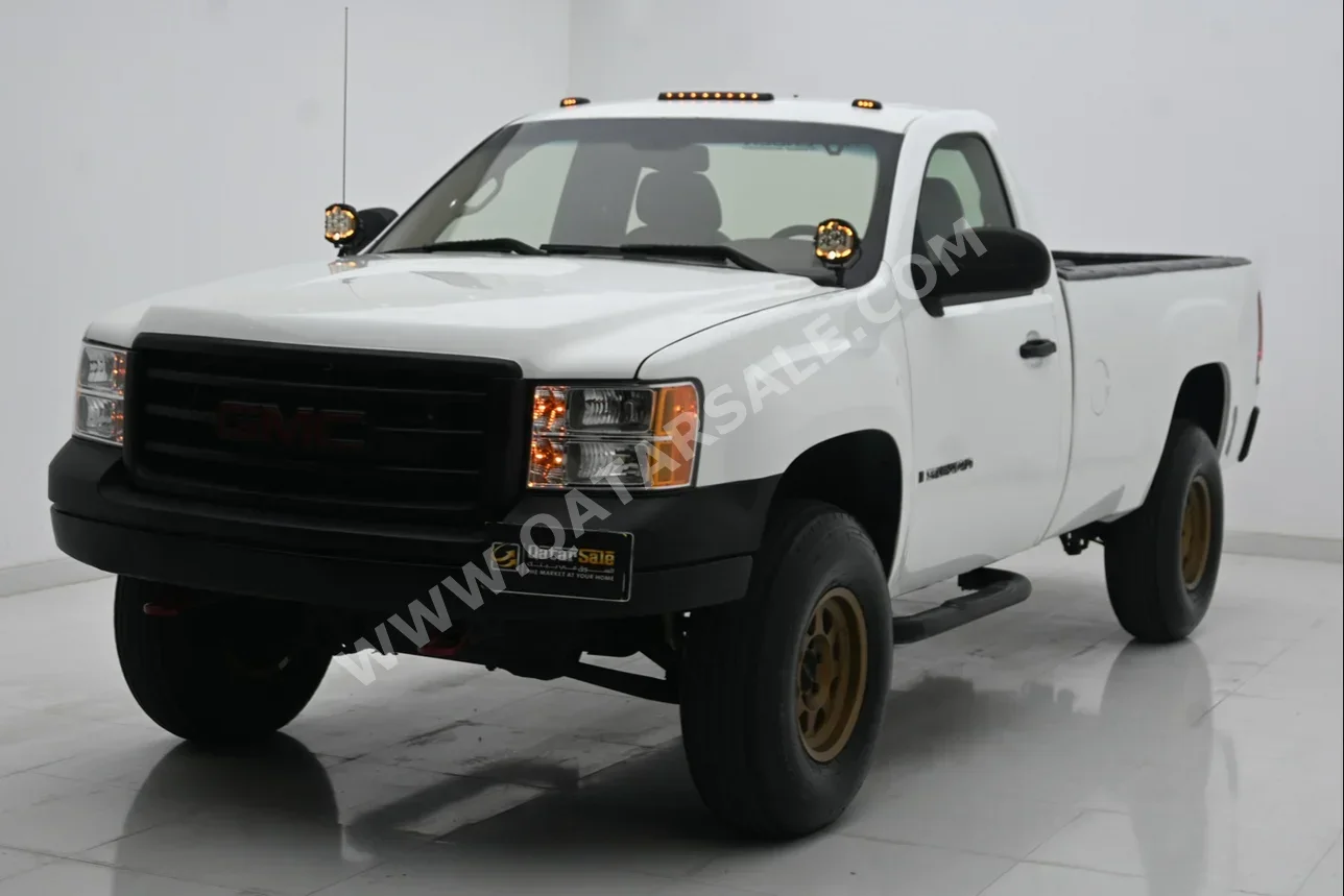 GMC  Sierra  2007  Automatic  330,000 Km  8 Cylinder  Four Wheel Drive (4WD)  Pick Up  White