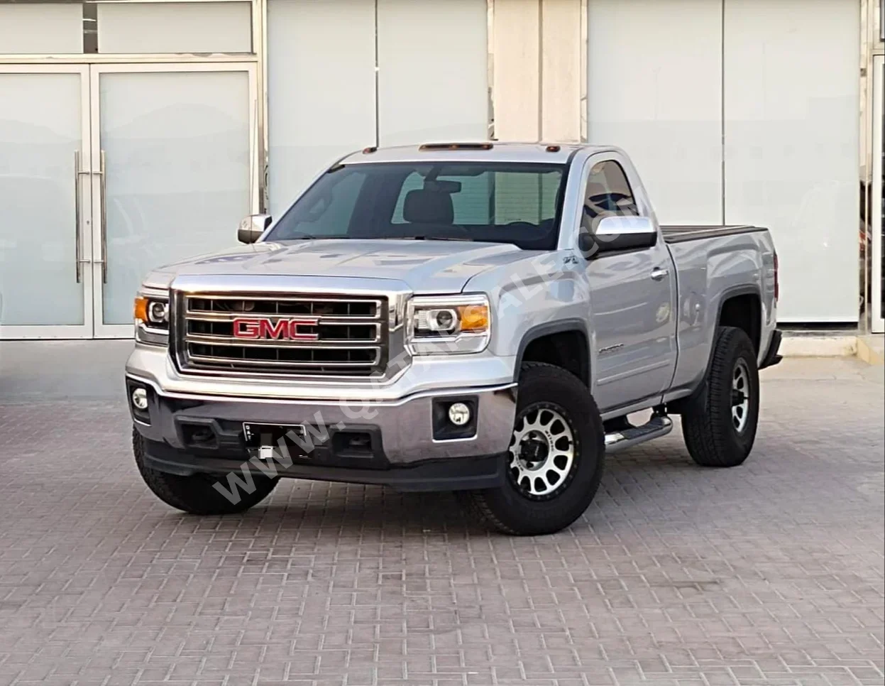 GMC  Sierra  SLE  2015  Automatic  154,000 Km  8 Cylinder  Four Wheel Drive (4WD)  Pick Up  Silver