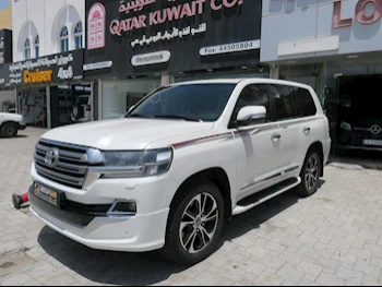Toyota  Land Cruiser  GXR  2016  Automatic  170,000 Km  8 Cylinder  Four Wheel Drive (4WD)  SUV  White  With Warranty