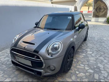 Mini  Cooper  S  2017  Automatic  162,000 Km  4 Cylinder  Front Wheel Drive (FWD)  Hatchback  Gray