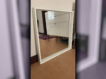 المرايا مرآة فوق خزنة  مربع  أبيض