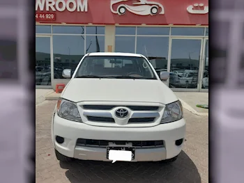 Toyota  Hilux  2008  Automatic  455,000 Km  4 Cylinder  Four Wheel Drive (4WD)  Pick Up  White
