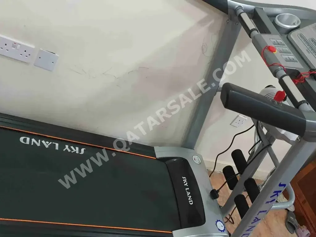 Fitness Machines 2019 /  Treadmills  120 Kg  16 Km/h  16 HP  LCD Screen  Slope  Emergency Stop Button  Pulse Measurement System