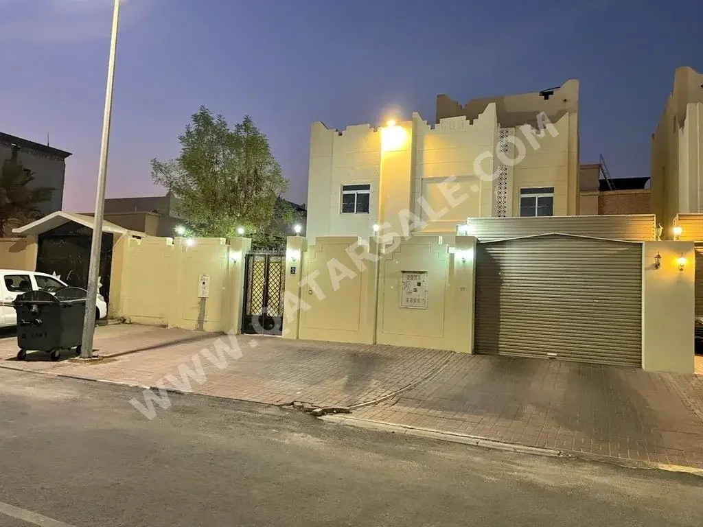 Family Residential  - Not Furnished  - Doha  - Nuaija  - 5 Bedrooms