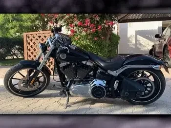 Harley Davidson  Break out -  2015 - Color Black -  4500 Km