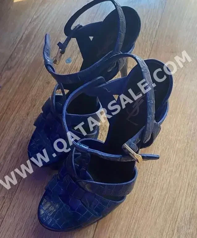 أحذية سانت لوران  جلد اصلي  أزرق مقاس 38  قطر  نسائي
