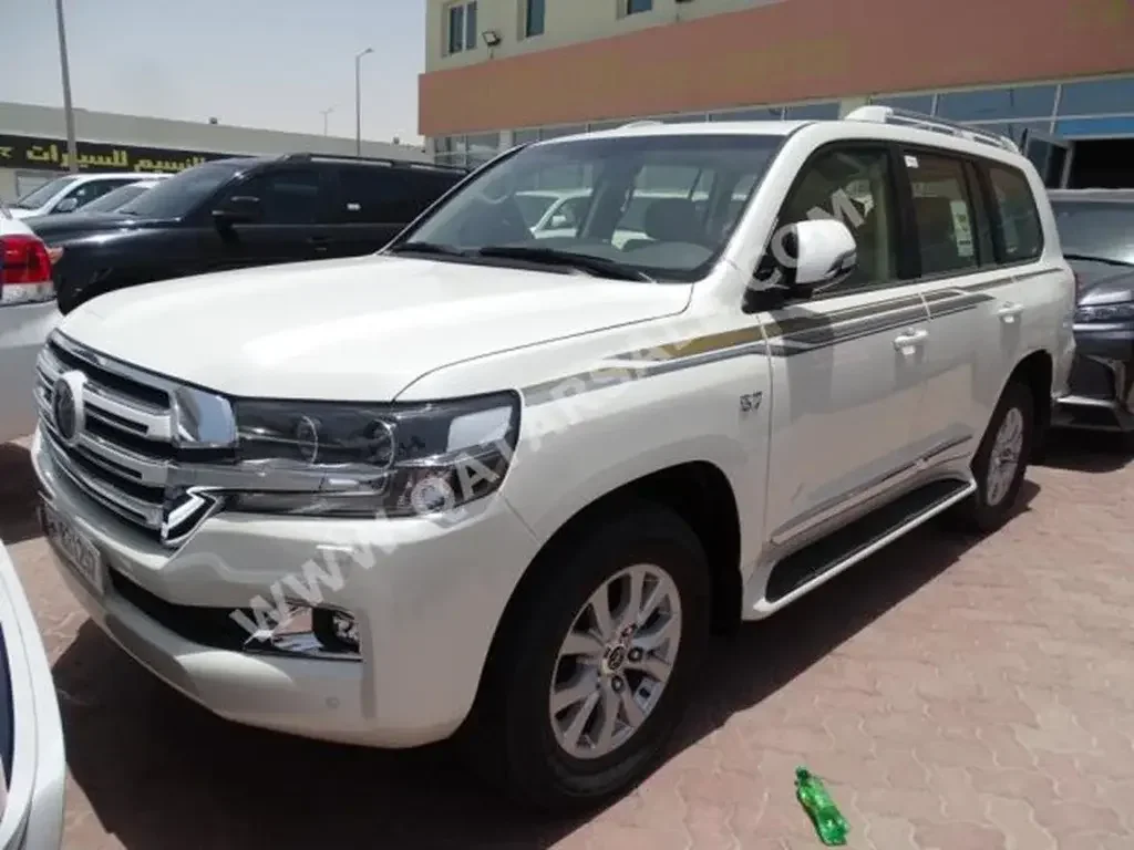Toyota  Land Cruiser  VXR  2018  Automatic  18,000 Km  8 Cylinder  Four Wheel Drive (4WD)  SUV  White  With Warranty