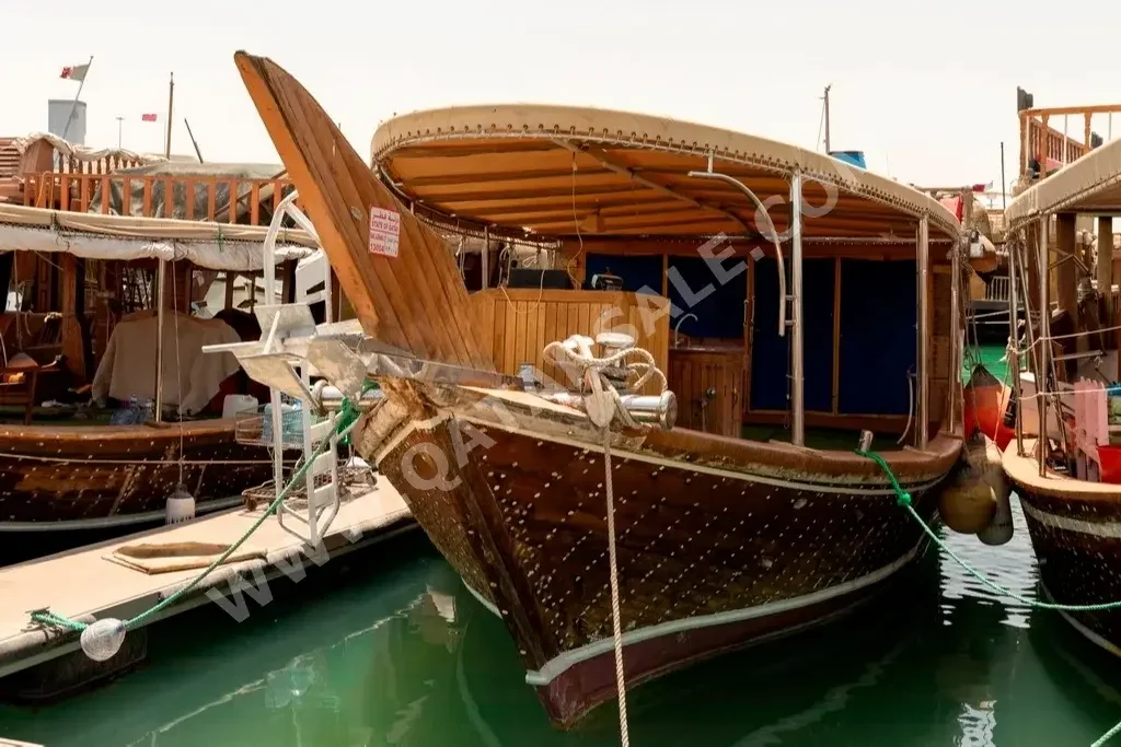 قارب خشب سنبوك الطول 50 قدم  بني  2006  مع موقف