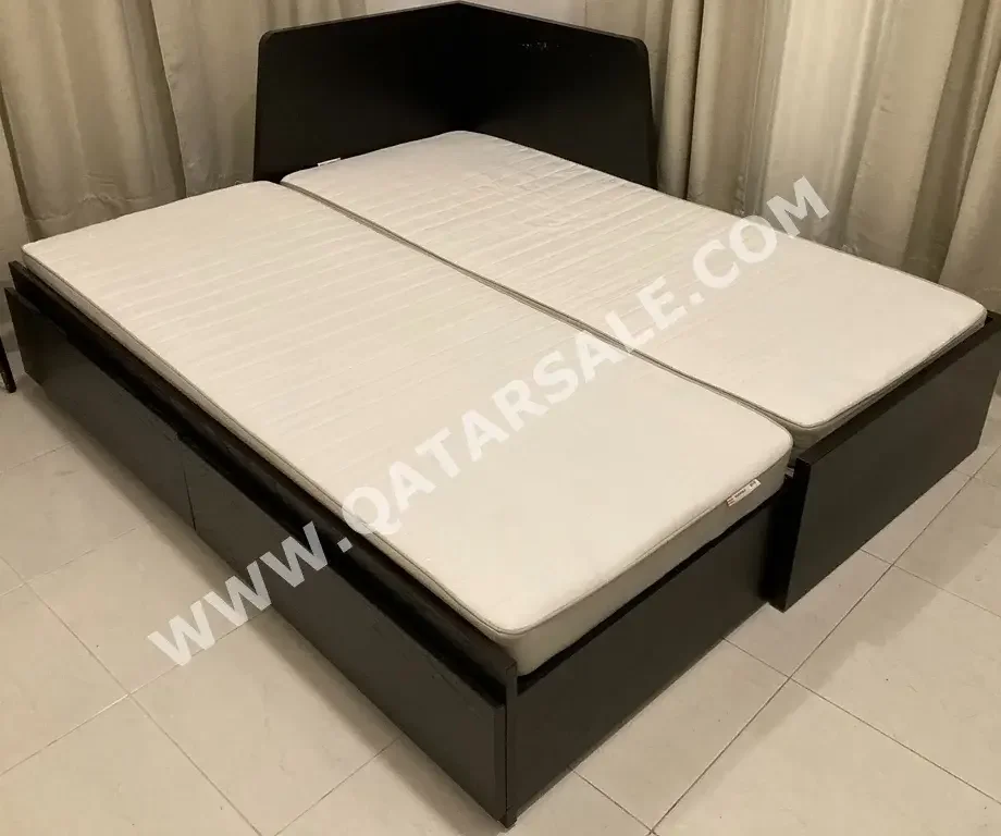 الأسّرة - ايكيا  - سرير قابل للتمديد  - أسود  - متضمنة المرتبة  - مع طاولة سرير جانبية  ومصباح طاولة
