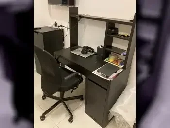 المكاتب ومكاتب الحاسوب - مكتب  - ايكيا  - أسود  - مع خزانة ذات درجين