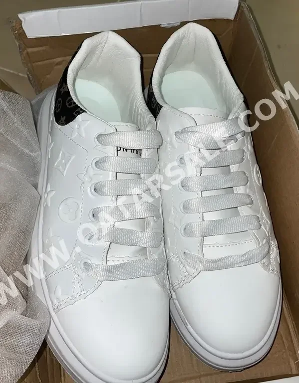 Shoes White Size 42  Qatar  Men