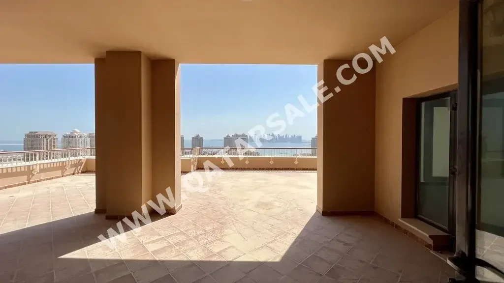 6 غرف نوم  شقة فوق سطح  للايجار  في الدوحة -  اللؤلؤة  نصف مفروشة