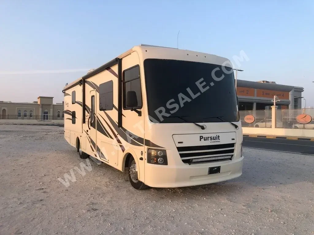 Caravan - Coachmen  - Pursuit  - 2019  - Beige  -Made in United States of America(USA)  - 40,000 Km