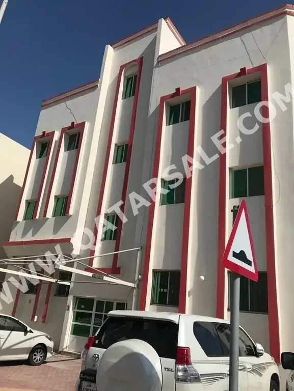 3 Bedrooms  Apartment  For Rent  in Doha -  Madinat Khalifa South  Not Furnished