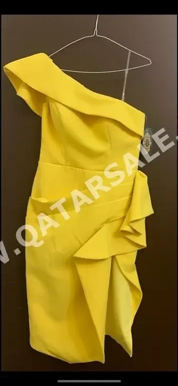 فستان  - الأصفر  -المقاس: وسط