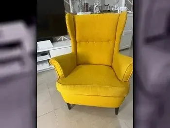 الأرائك والكنب والكراسي ايكيا  كرسي بذراعين  - قماش  - أصفر