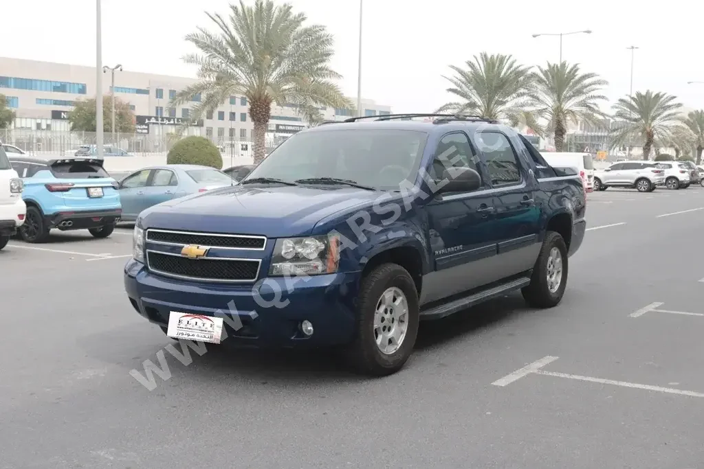 Chevrolet  Avalanche  2013  Automatic  119,000 Km  8 Cylinder  Four Wheel Drive (4WD)  Pick Up  Blue  With Warranty